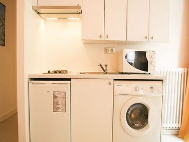 fully equiped kitchen with washing drying machine 
