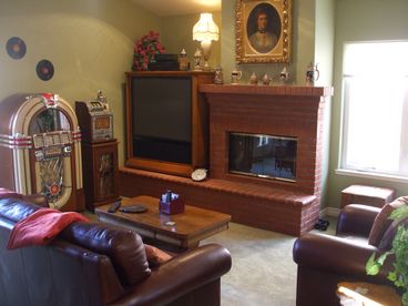 Living Room with TV and fireplace, jukebox