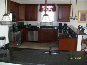 Fully Equipped kitchen w/ Wet Bar