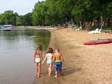 Friends walking on the beach of Lake Florida