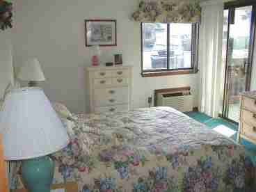 Queen size bed.  Private bath off the bedroom also.