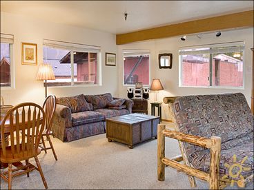 Bavarian Village, Leavenworth, WA, Vacation Rentals, Violin Suite at Amadeus Inn living room