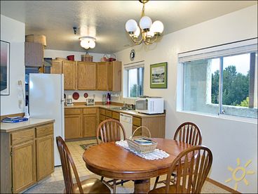 Bavarian Village, Leavenworth, WA, Vacation Rentals, Violin Suite at Amadeus Inn dining area