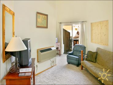 Bavarian Village, Leavenworth, WA, Vacation Rentals, Viola Suite at Amadeus Inn living room