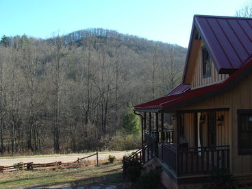 Beautiful Mountain View while relaxing on the Front Porch