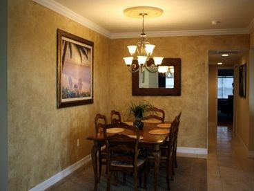 Dining area with seating for 6 with 4 stools at the bar area.