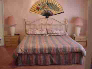 King Size Bed, en-suite, TV & VCR 