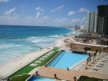 One of the nice, oceanside pools.
