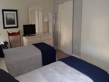 Guest Bedroom - twin beds & plenty of closet space