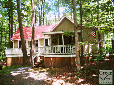 Lovely Cottages w/Stocked Lake, Private Hot Tubs, and Gas Fireplaces.