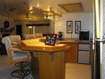 Kitchen w/ Breakfast Bar