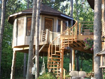 Tree House Camping, queen bed, sauna, gas grill, water spigot, fire pit, deluxe full bath to yourself in owners home, entrance just below the tree house