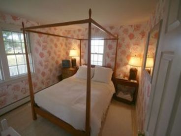1 Queen Bedroom
