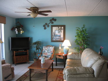 Relax in the comfortable living room and watch TV or watch the ocean
