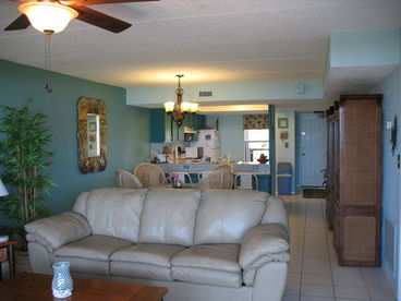 Open floorplan so the cook doesn\'t miss anything!