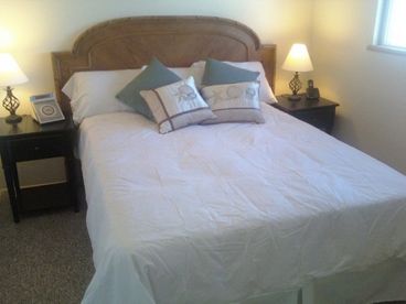Queen bed; Alarm Clock/CD-MP3 player