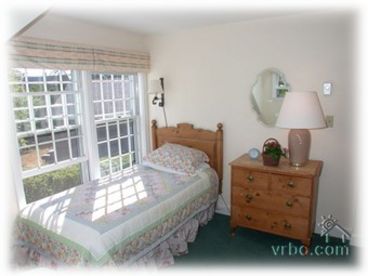 Honey Right Twin Bedroom