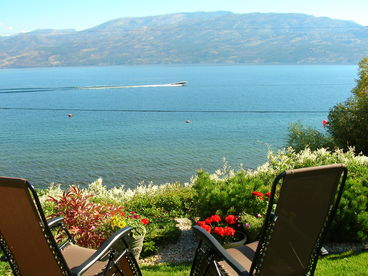 Relax in the front garden and enjoy the stunning lake and mountain views