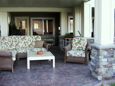 Relax in the outdoor living room in front of the second bedroom - from here you can listen to the sound of the waves or watch eagle and osprey soaring over the lake