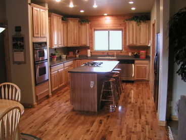 Full Kitchen/Dining area