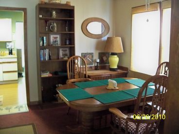 CHARMING 3 BD 2 F BA BEACH HOME, SLEEPS 5 + 2 GUEST,  PETS OK , POOL, PARKING. 