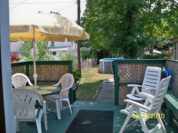 CHARMING 3 BD 2 F BA BEACH HOME, SLEEPS 5 + 2 GUEST,  PETS OK , POOL, PARKING. 