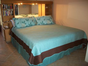 King size bed with Serta pillow top mattree