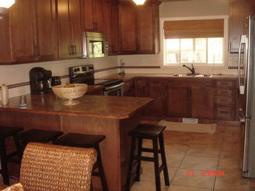 Kitcken island & 4 bar stools, 4 stainless steel appliances