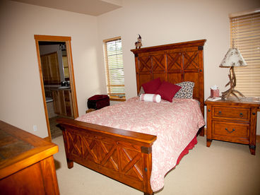 Queen bed, attached 5-pc bathroom, huge walk-in closet, Ralph Lauren linens.