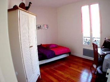 A very confortable double bed with a view on the Garden