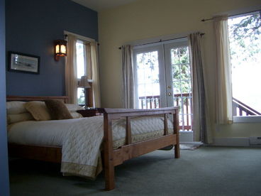 Master bedroom, with it\'s en-suite and deck. 