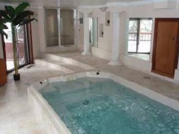 8 Bedroom next to Slopes on 3 Acres with Indoor Pool