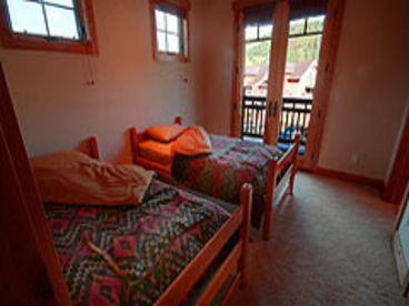 Guest Bedroom with 2 Twin Beds