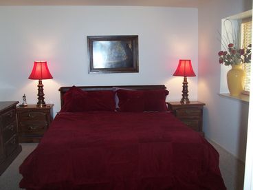 Master Bedroom w/attached Tiled Bathroom