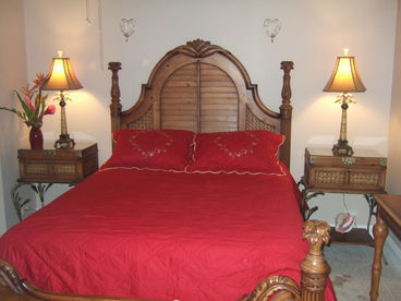 Romantic, islandy style queen size bed.  TV for lazy mornings and ceiling fan in your bedroom.