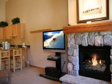  Flat screen DVD Fireplace, vaulted ceiling