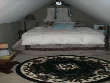Loft bedroom - queen sized bed and mini stereo. Soft down comforter. 