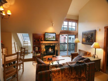 Living room with Vaulted ceilings