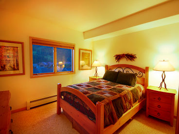 Guest room with queen size bed