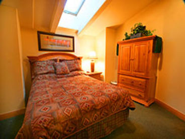 Guest room with queen size bed