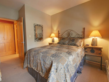 Guest room with queen size bed