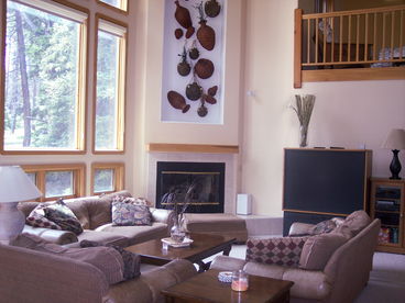 Living Room with fireplace and high ceilings