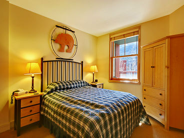 Bedroom with queen size bed