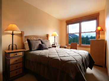Guest Master Bedroom with Queen Bed