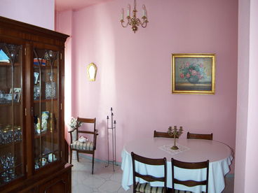 The dining room offers 1 table with 4 chairs.