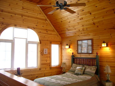 Cozy and spacious cabin loft with twin bed, private bathroom and great view of the lake