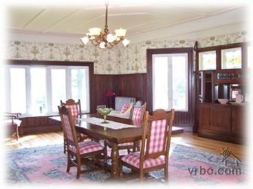 Huge Family size and Elegant Dining Room with seating area and sunporch with single bed.