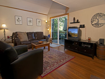 Spacious living room with leather furniture, 32\