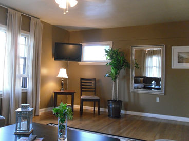 Living Area w/ Flat Screen TV, Cable & Wireless Internet