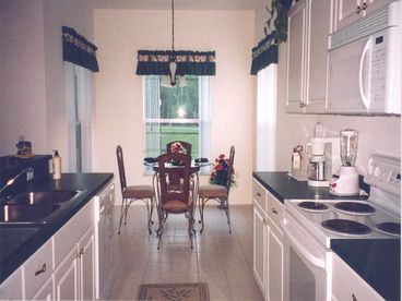 Fully fitted and equipped kitchen with breakfast nook
